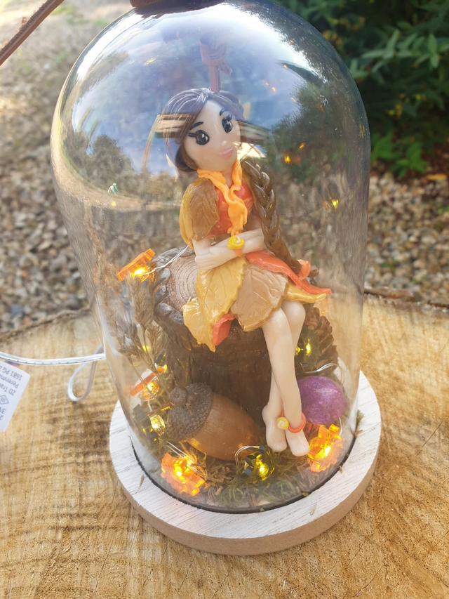 Cloche lumineuse gardienne de l'automne 