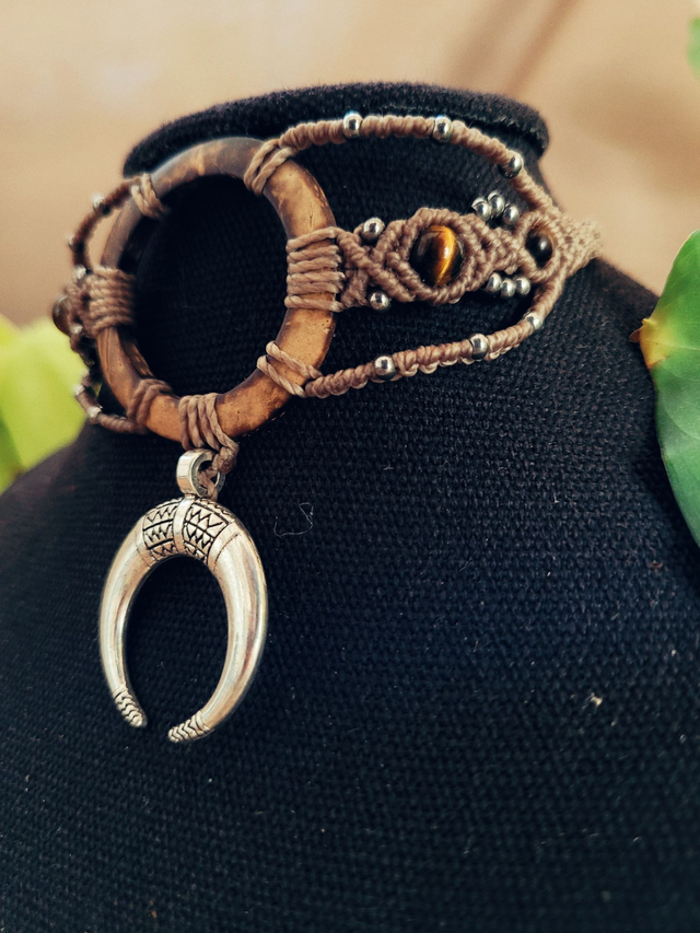 Ras de cou ethnique en micro-macramé – œil de tigre et rond de noix de coco