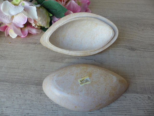 Boîte en pierre naturelle sculptée main – Forme de poisson – Artisanat du Kenya – Décoration bord de mer et rangement élégant vide poche