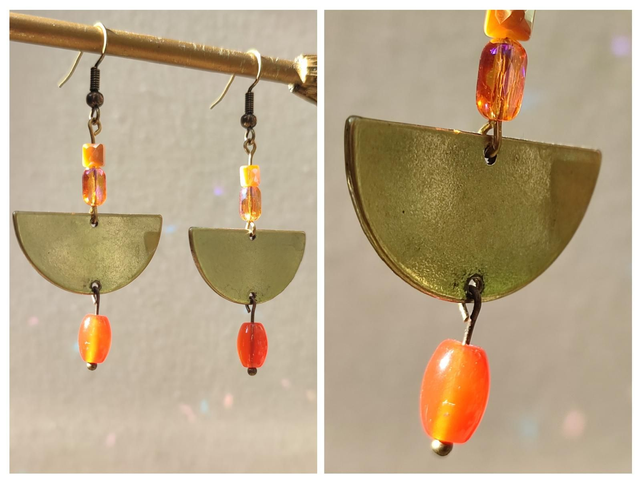 Boucles d&#039;oreilles bronze et perles en verre orange aux jolis reflets, sans nickel, pièce unique 