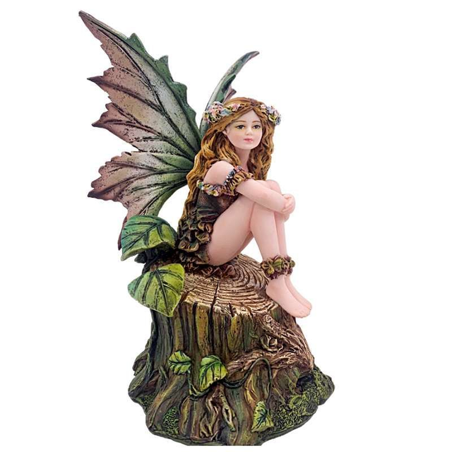 Fée moyenne - Assise sur souche d'arbre