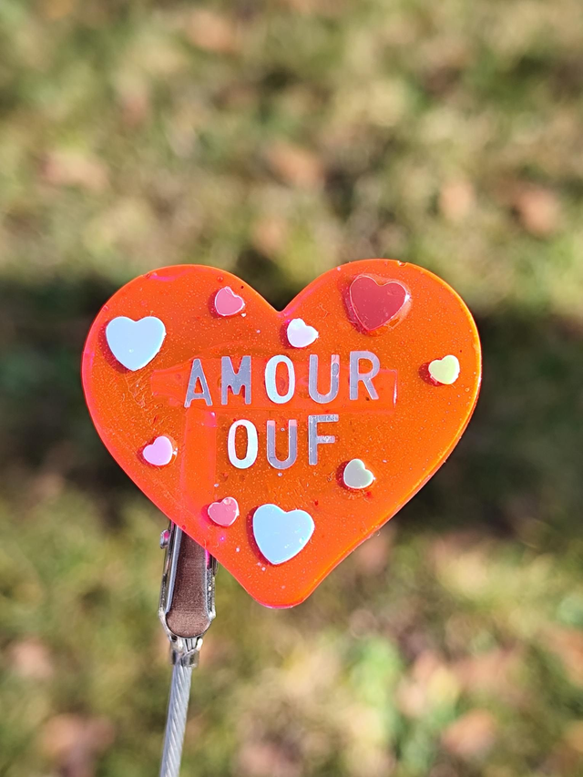 Broche Amour ouf – broche en résine pailletée, pièce unique