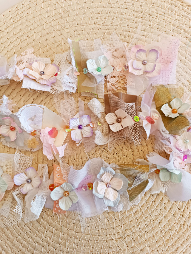 Ruban faits mains, cousu de fleurs / strass / perles en verre / sequins (suivant les modèles) - tons rose. 