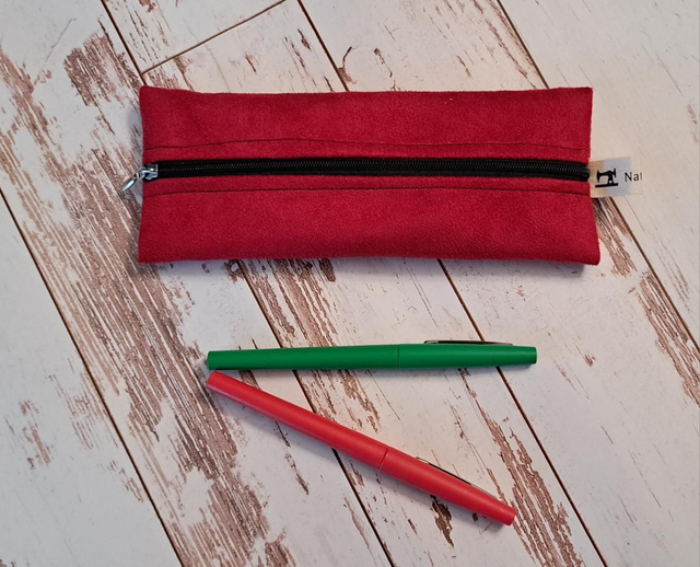 Trousse plate suédine rouge