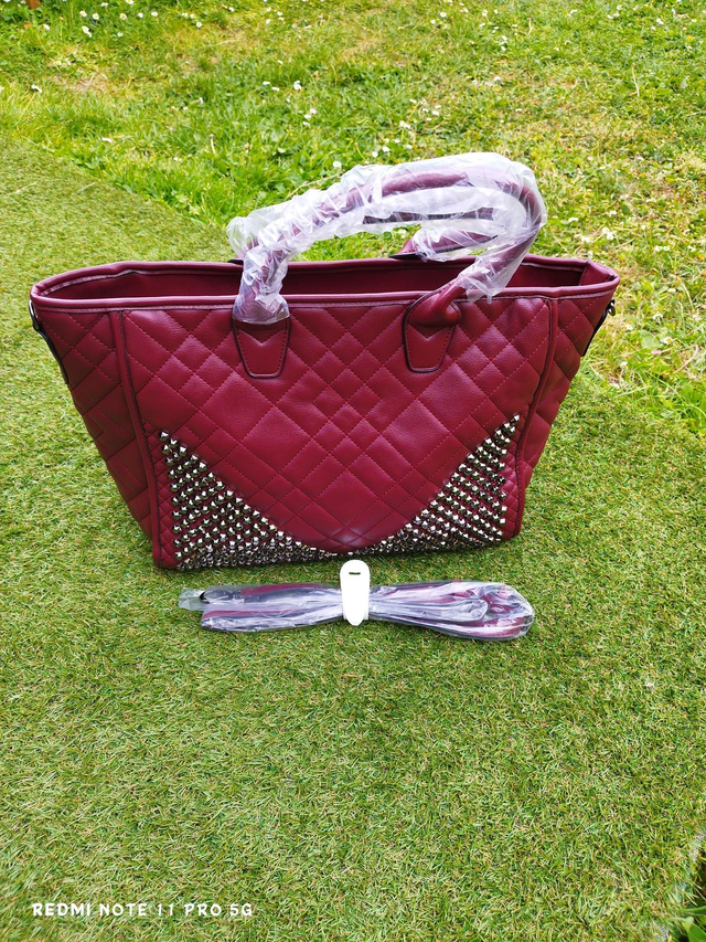 Sac à main bordeaux matelassé avec strass – Chic & spacieux


