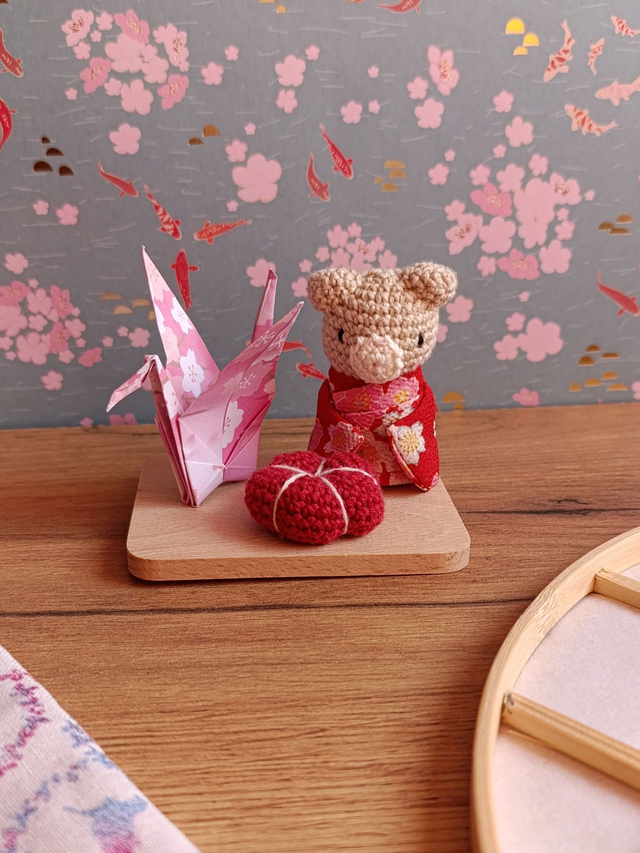 Kimono Bär mit Origami auf Holz