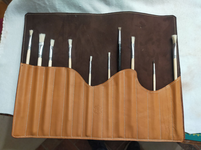 Le porte-pinceau en cuir