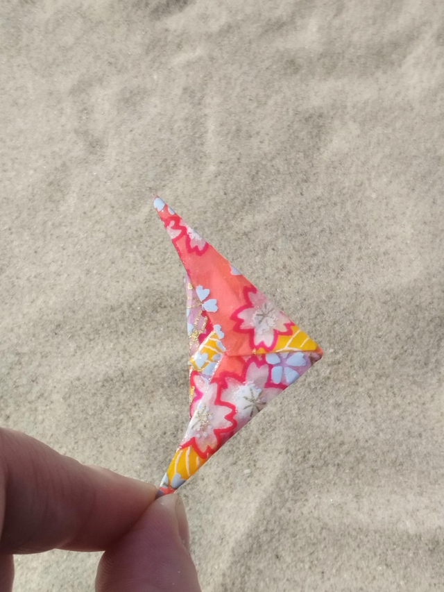 Broche cerf-volant corail fleurie