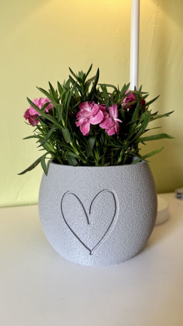 Kleiner, dekorativer Blumentopf mit Herzrelief