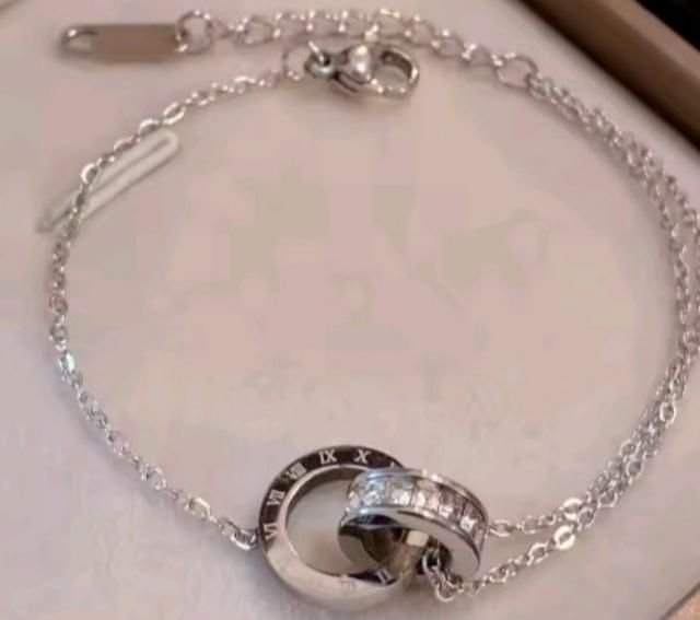 Bracelet Double Anneaux Entrelacés en Acier Inoxydable Argenté et Strass 