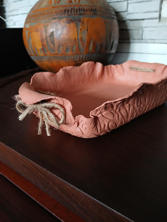 Corbeille en ciment auto-durcissant terracotta et cordon en jute