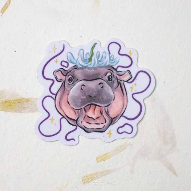 Moo Deng z kwiatem | ZWIERZĘTA