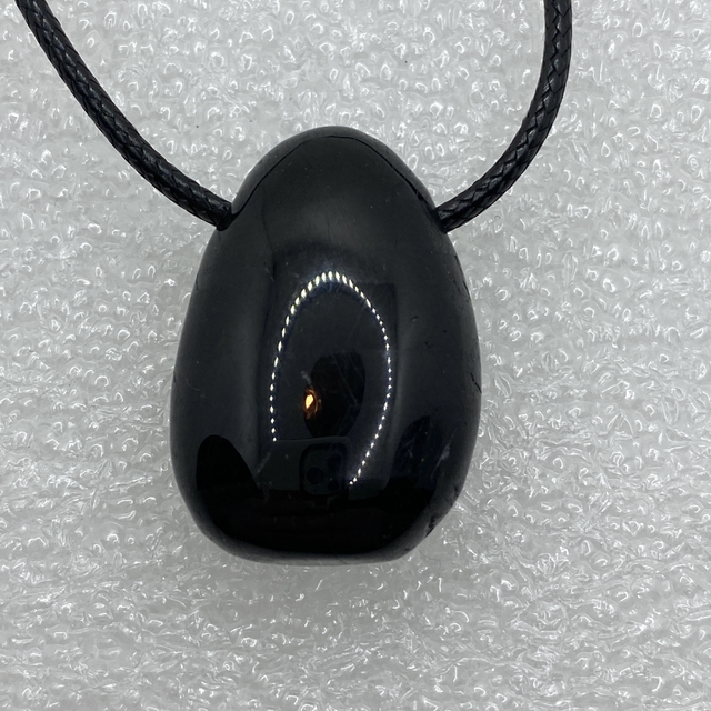 Pendentif Galet en Hypersthène – Cordon PU
