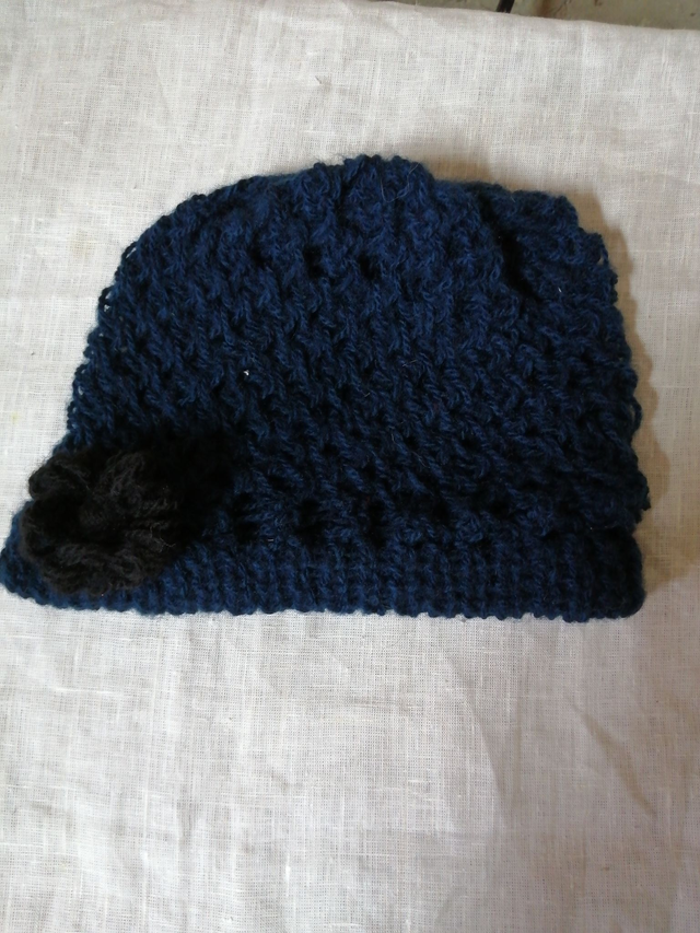 Bonnet en laine fine bleu marine avec fleur noire - Adulte - Fait main