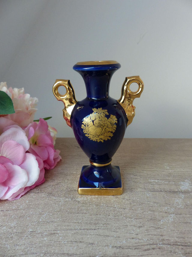 Petit vase en porcelaine de Limoges France bleu cobalt décor scène galante, vase romantique décoration chambre, cadeau couple union mariage