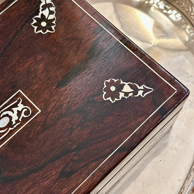 Caixa de costura victoriana em Pau Santo e Madrepérola