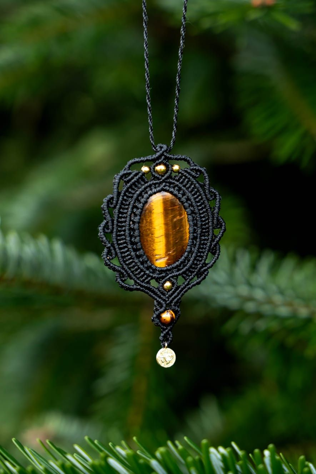 Collier long en micro-macramé couleur noir avec pierre Oeil de Tigre