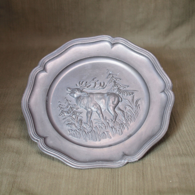 Hollands Engeltjes Tin | Sierbord met geschulpte rand Reliëf tekening &#039;Burlend Hert in Bos&#039; (diameter 23,0 cm) met ophangoog  | Vintage