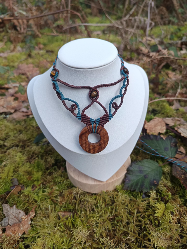 Collier en bois de manguier et oeil de tigre 