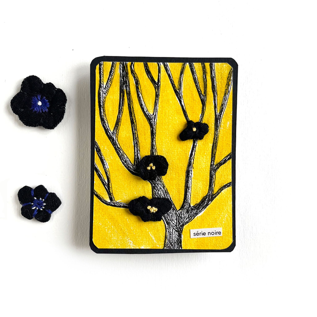 Illustration noire et jaune avec fleurs noires brodées 