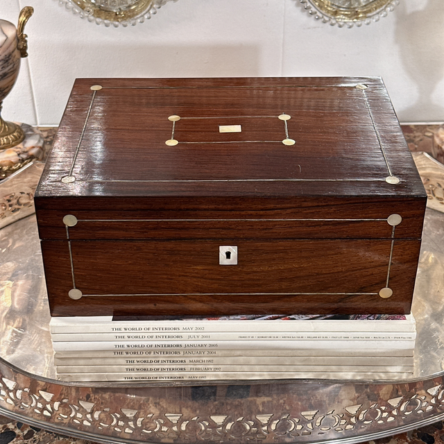 Caixa de costura victoriana em Pau Santo e Madrepérola