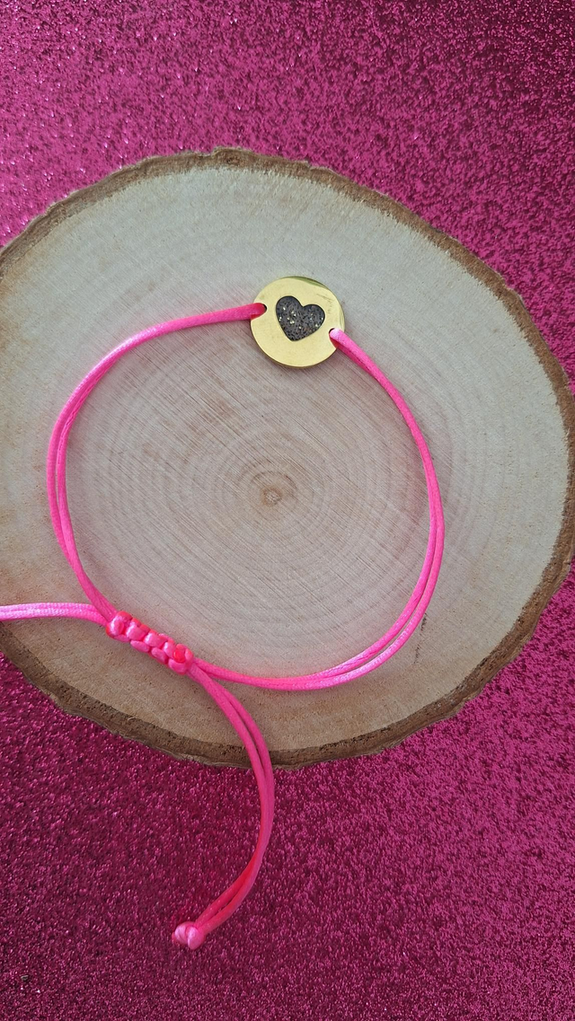 Bracelet cordon rose fluo paillettes noires/blanches/dorées 