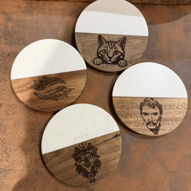 Dessous de verre personnalisés marbre et bois d’acacia – cadeau élégant