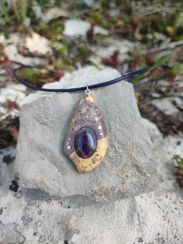Pendentif en Bois de Loupe d'Érable stabilisé violet, Améthyste, Argent et Cordon Cuir