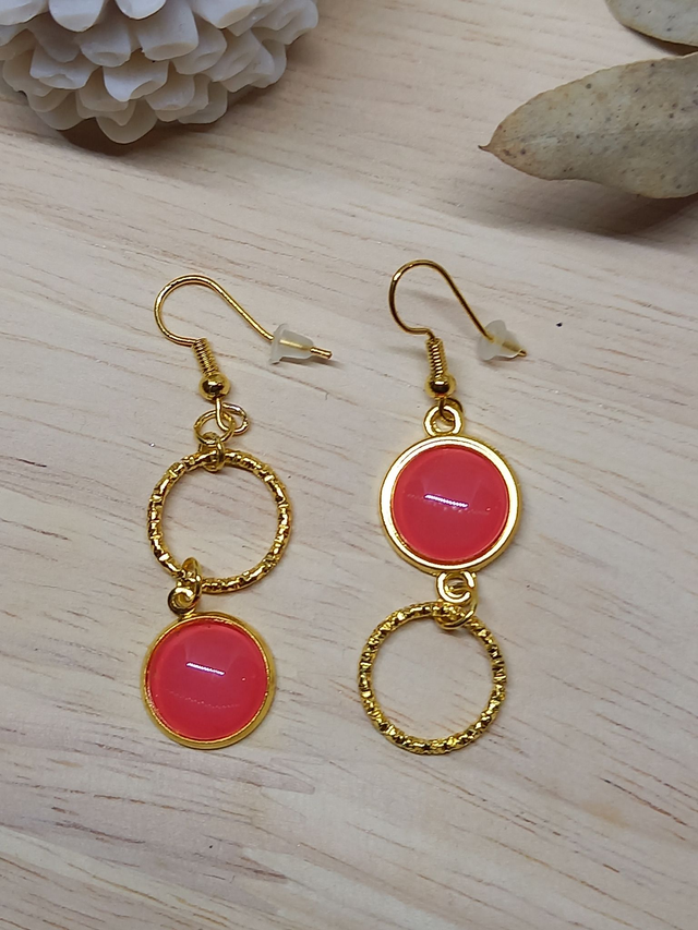 Boucles d&#039;oreilles asymétriques - cabochon rond orange / cercle texturé / doré