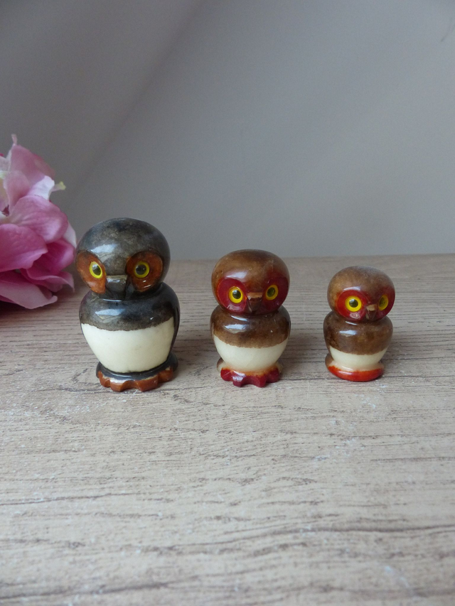 Famille de chouettes vintage en albâtre – 3 figurines anciennes en pierre - Trio de hiboux sculptés en albâtre – Figurines décoration bureau