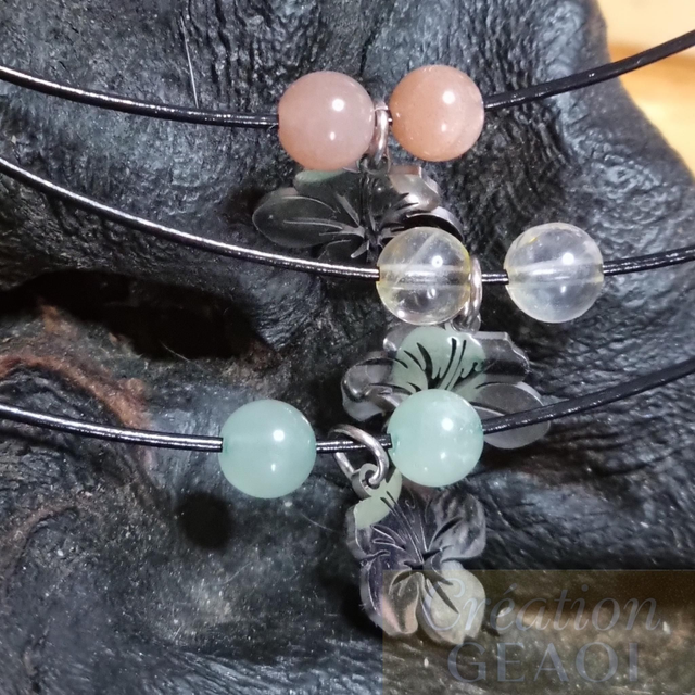 Collier hibiscus :pierre de soleil créer sur commande délai de 10 jours ouvrable