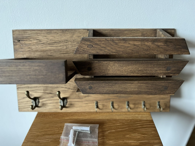 Rustic oak wall-mounted key rack with shelf, mail slot, and 7 hooks.
