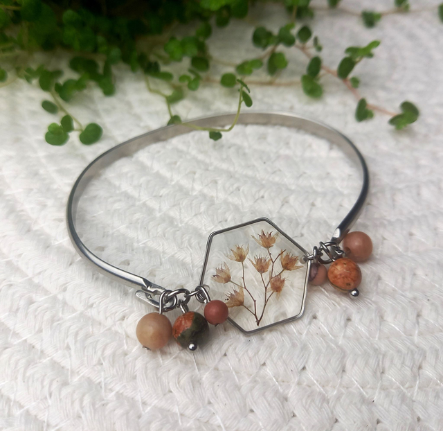 Bracelet argenté · Jonc · Fleurs séchées et pierre naturelle