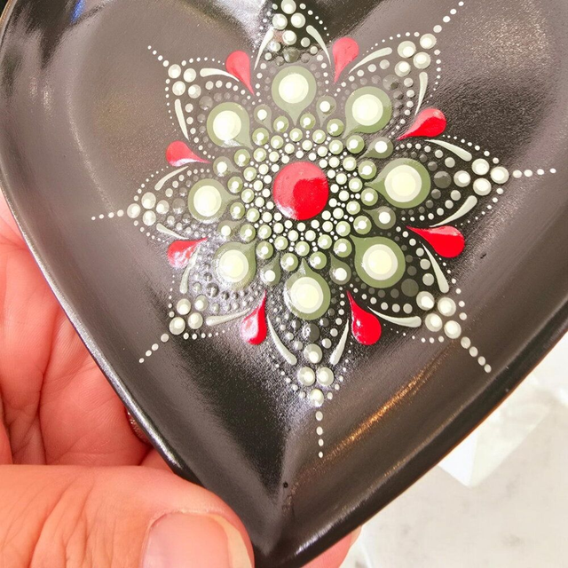 Coupelle kaki vide-poche – Mandala rouge & vert peinte à la main - Coupelle à bijoux en dot painting - Décoration de table zen unique