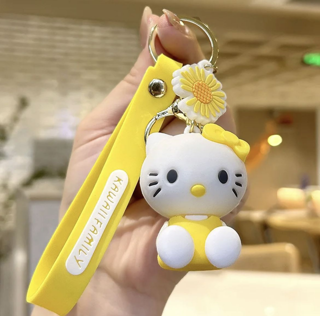 0155 - Hello Kitty - zittend - geel