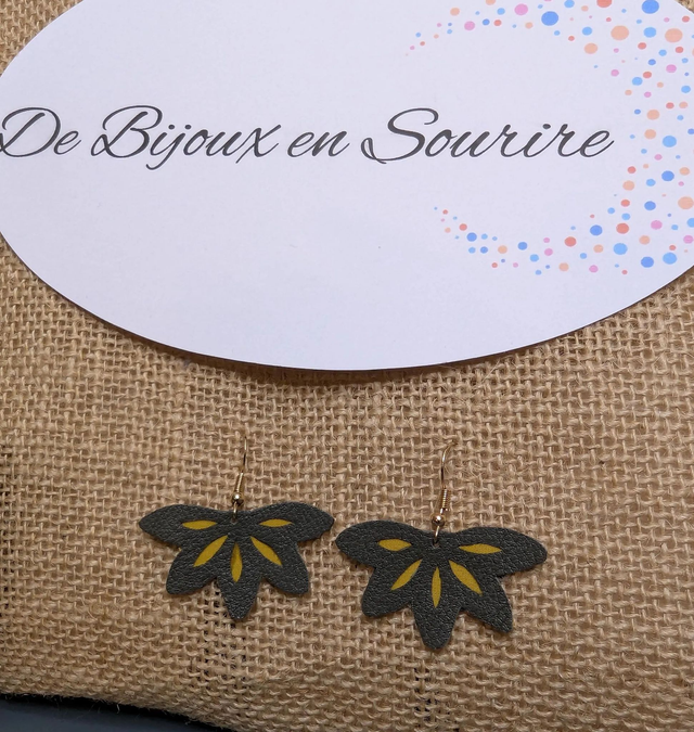 boucles d&#039;oreilles en forme de fleur avec du cuir kaki et avec du tissus jaune en transparence, des perles naturelle, le fermoir est doré. 