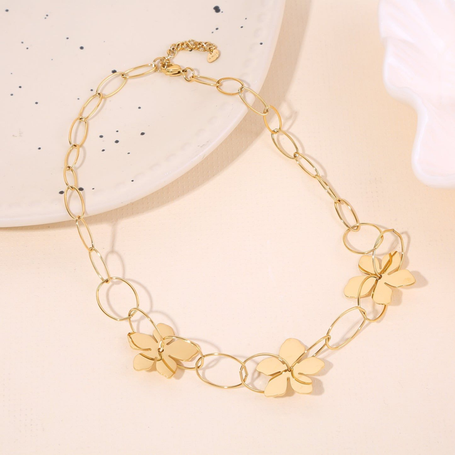 Collier chaîne maillons ovales dorées avec fleurs ajourées 