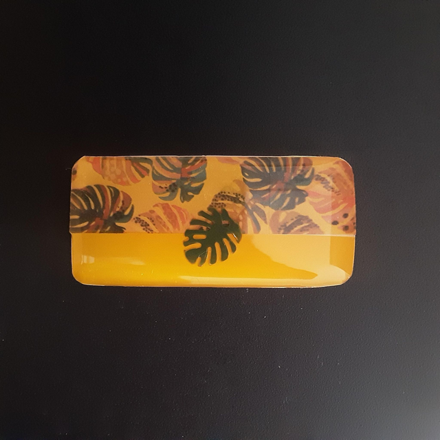 Broche rectangle collection floral fond jaune soleil avec décor floral et feuille verte