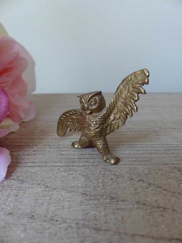 Figurine Miniature Hibou en Laiton Vintage – Statuette Hibou Ailes Déployées – Oiseau en Colère Décoratif – Collection Animaux en Laiton