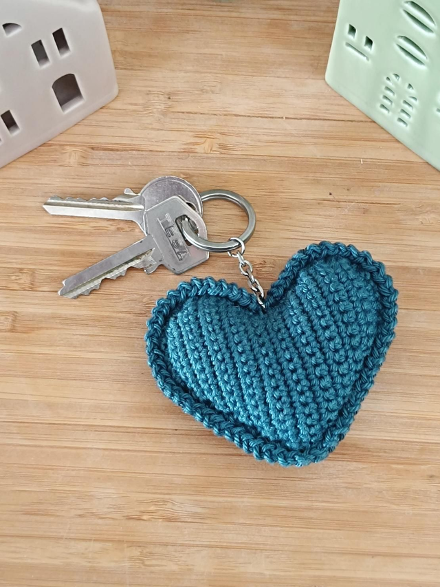 Porte-clés LOVE en crochet - Prusse