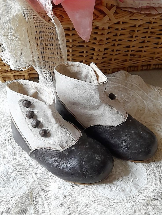 chaussures d'enfant anciennes en cuir avec boutons
