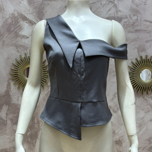 Top asimétrico gris