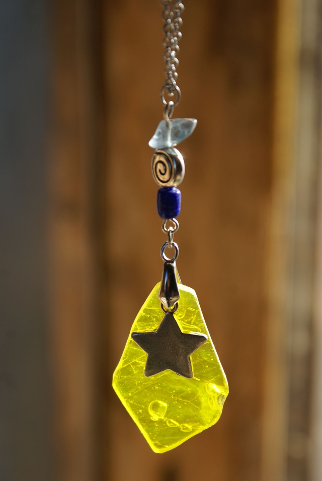 Pendentif en verre jaune texturé et chaîne couleur argent. Numéro 3