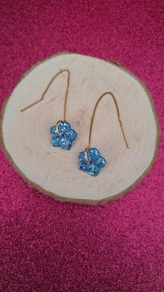 Boucle Oreilles à enfiler dorées Hibiscus bleu/paillettes argentées 
