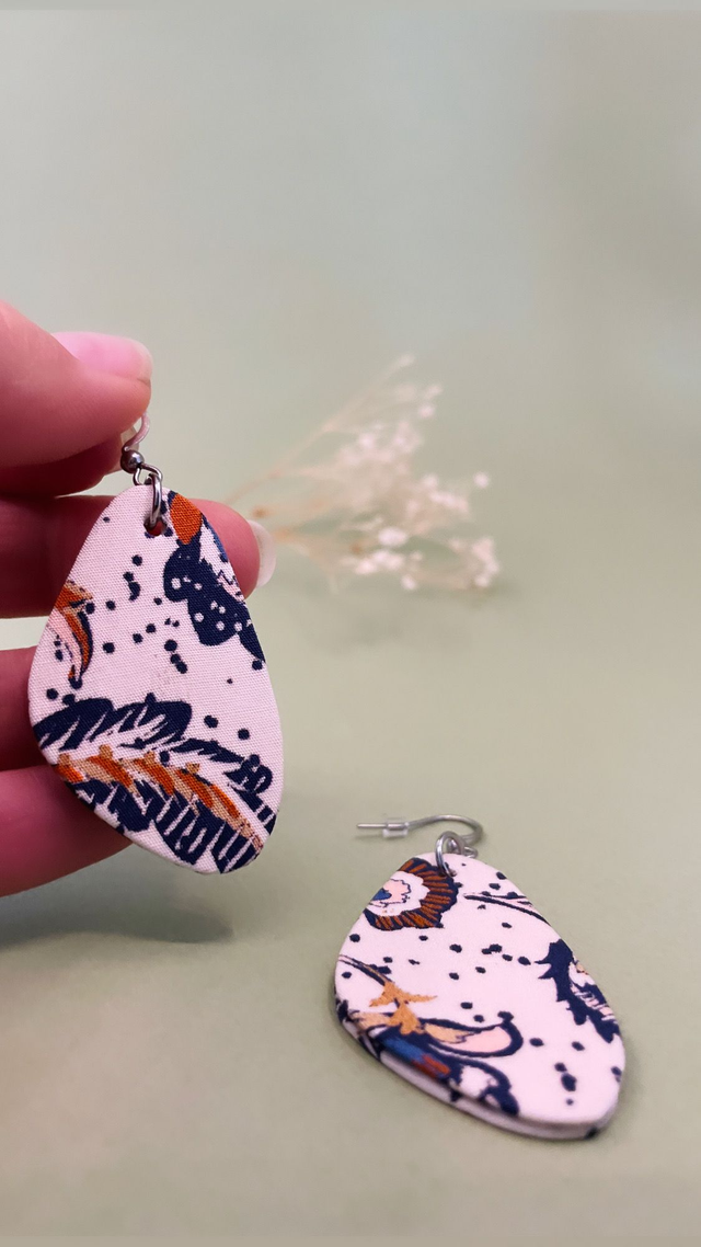 Boucles d'oreilles carton et tissu imprimé forme triangulaire, collection « kashemire » - tons blanc, bleu et orangé 