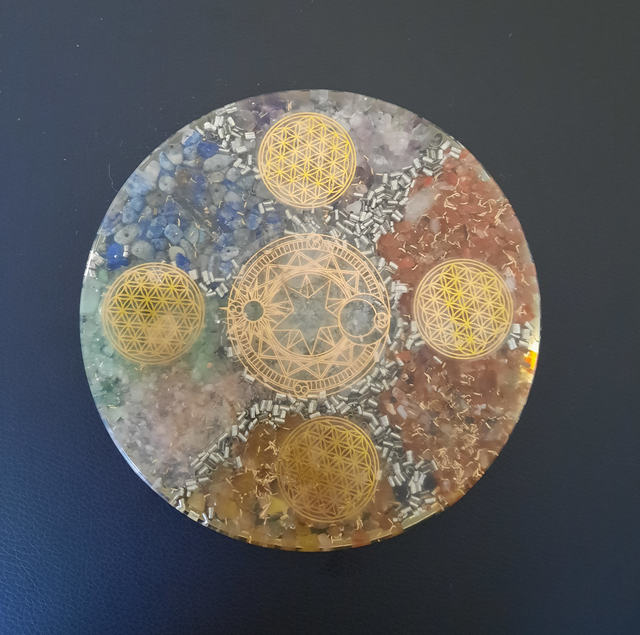 Plateau Recharge Orgonite 15 cm 7 chakras
