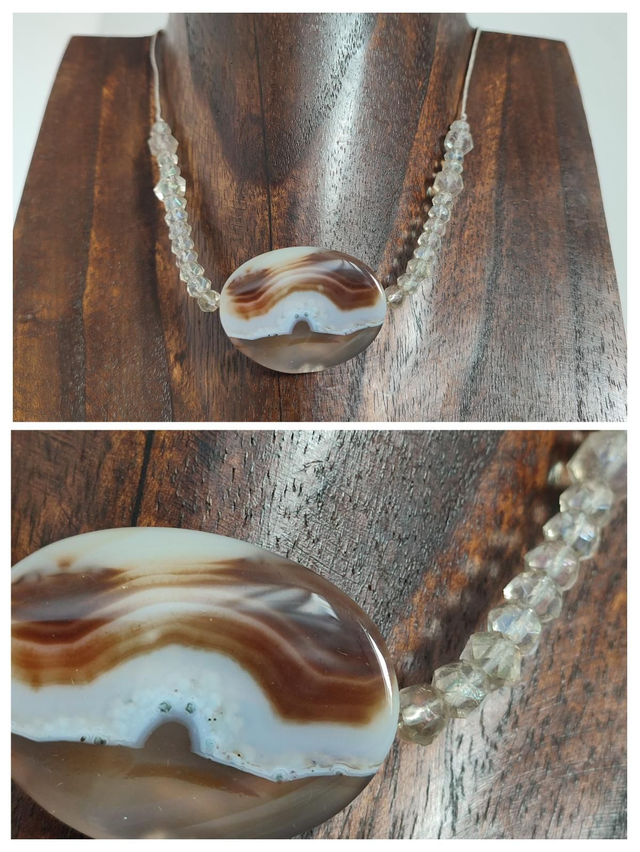 Collier agate blanche et brune et perles de verre monté sur fil de lin réglable avec chaîne d'extension, pièce unique 