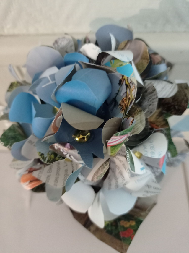 Hortensia en papier de magazine