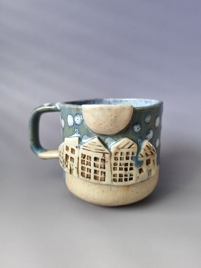 Ceramiczny kubek 350 ml z osiedlem białych domków – błękitne niebo w kropki