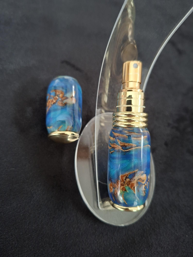 Vaporisateur de parfum doré en résine bleue et pommes de pin